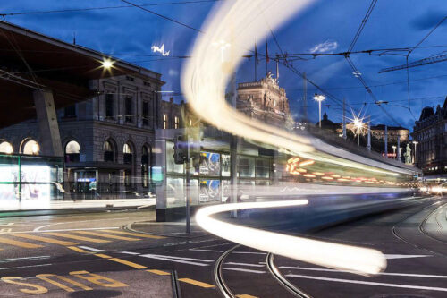 Zürich bei Nacht mit Lichtmustern vom Verkehr